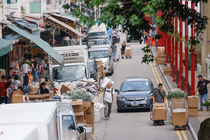 花墟有花店占据行车线上落货，令交通受阻；途人亦因狭窄的行人路上堆满货物，而行出马路，险象环生。